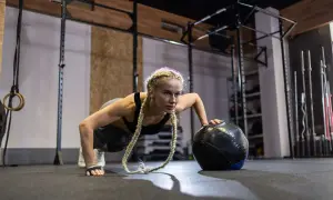 CrossFit dla początkujących: przewodnik po treningach, efektach i zasadach