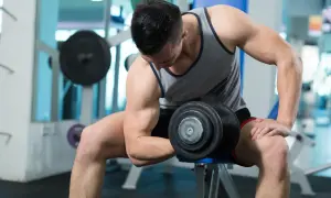 Z czym ćwiczyć biceps? Sprzęt i ćwiczenia - od siłowni po dom