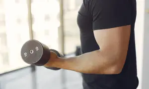 Skuteczne ćwiczenia na biceps: Jak zbudować masę i siłę?