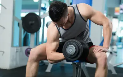 Z czym ćwiczyć biceps? Sprzęt i ćwiczenia - od siłowni po dom