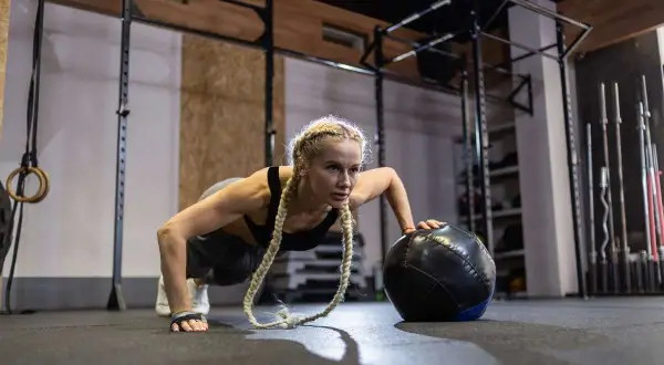 CrossFit dla początkujących: przewodnik po treningach, efektach i zasadach