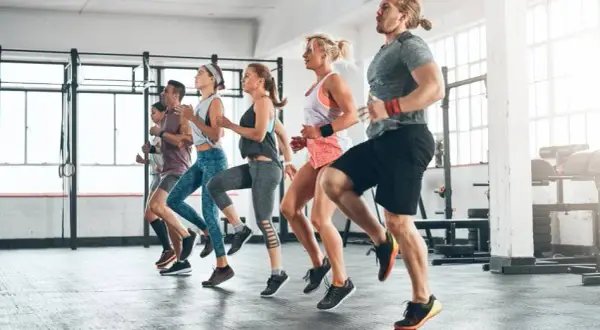 CrossFit: Kluczowe ćwiczenia i WOD-y dla początkujących