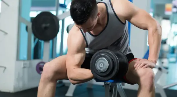 Z czym ćwiczyć biceps? Sprzęt i ćwiczenia - od siłowni po dom