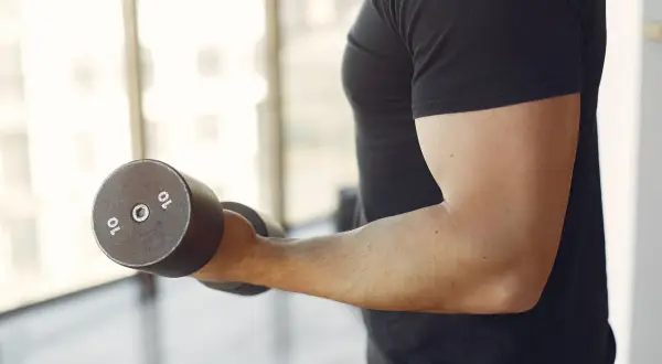 Skuteczne ćwiczenia na biceps: Jak zbudować masę i siłę?